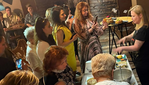 Линда се гаври с българския козунак, трупа пачки от богати балами СНИМКИ