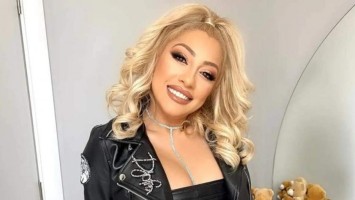 Роксана пяла с вентилатор между краката