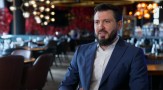 Рупецова и Мартина ли?! Елвиса се опитва да го "сложи" на Тита: Полудя по сочните й форми! (СНИМКИ)