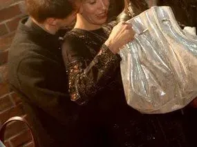 АХА ДА СЕ ИЗПЛЮЩЯТ на улицата: Младият Пламен Димов мачка д*пето на Радина и я целува страстно! (СНИМКИ)