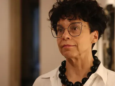 Алкохоличката Яра Бубнова най-сетне си тръгва от Националната галерия