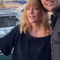 Алла Пугачова по минижуп на 76