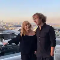 Алла Пугачова по минижуп на 76