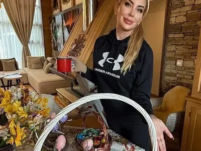 Антония Петрова декорира кошница със слама и яйца