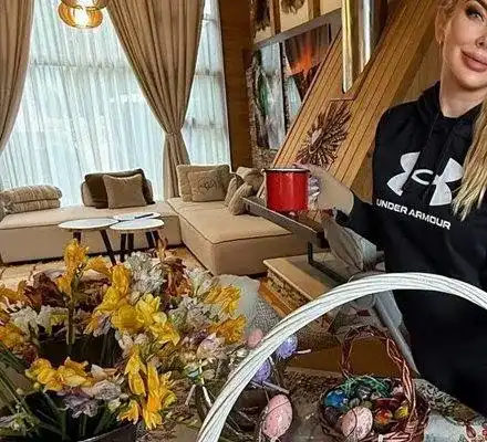 Антония Петрова декорира кошница със слама и яйца