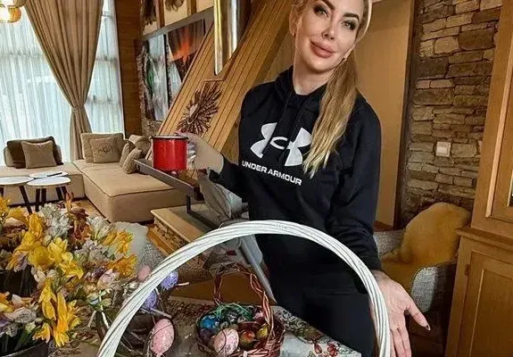 Антония Петрова декорира кошница със слама и яйца