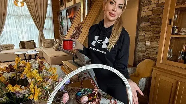 Антония Петрова декорира кошница със слама и яйца