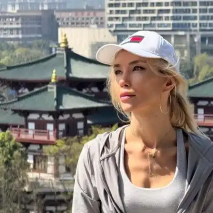 Бившата на Башар Рахал не спира да обикаля света