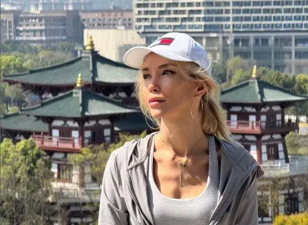 Бившата на Башар Рахал не спира да обикаля света