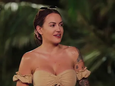 Бюстът на Анна-Мария от „Ергенът” увисна