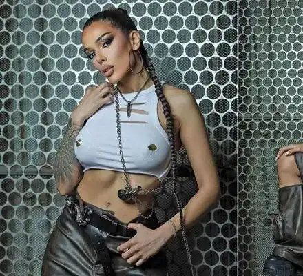 Чалгаджийката Диона с шипове на гърдите