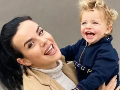 Че още е на 20 г., си мисли Мона