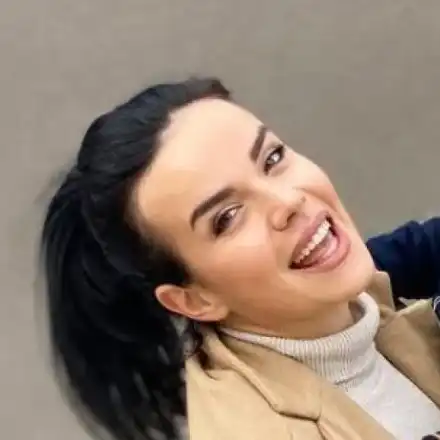 Че още е на 20 г., си мисли Мона