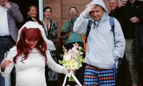 ЦИРК: Рут Колева се омъжи с бели маратонки, мъжът й се издокара с пижама (СНИМКИ)