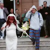 ЦИРК: Рут Колева се омъжи с бели маратонки, мъжът й се издокара с пижама (СНИМКИ)