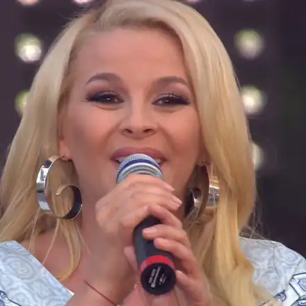 Деси Слава подписала договор с „Пайнер“, за да избяга от бедността