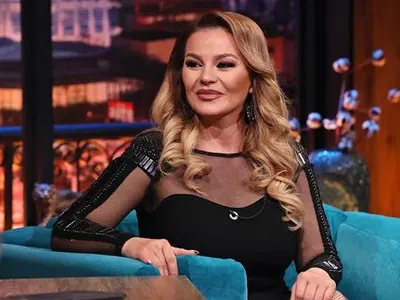 Деси Слава подписала  договор с „Пайнер“, за  да избяга от бедността и тормоза вкъщи