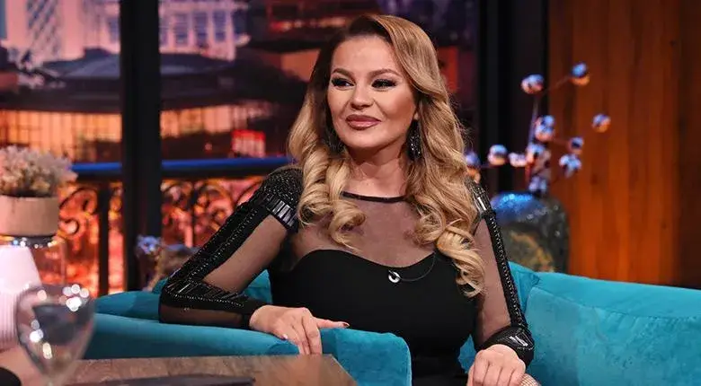 Деси Слава подписала  договор с „Пайнер“, за  да избяга от бедността и тормоза вкъщи