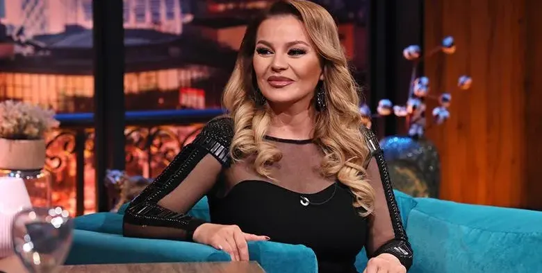 Деси Слава подписала  договор с „Пайнер“, за  да избяга от бедността и тормоза вкъщи