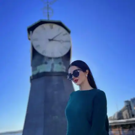 Динозавър захапа Райна