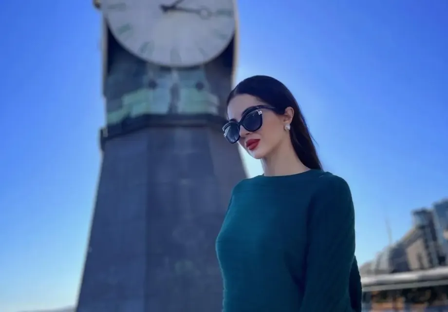 Динозавър захапа Райна