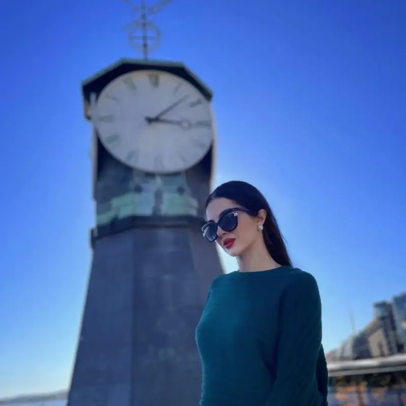 Динозавър захапа Райна