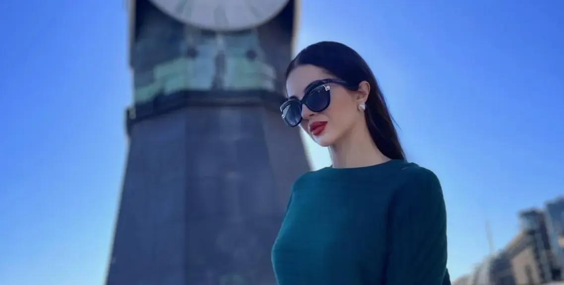 Динозавър захапа Райна