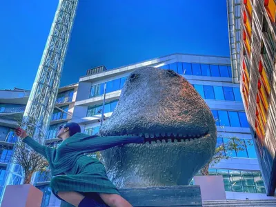 Динозавър захапа Райна