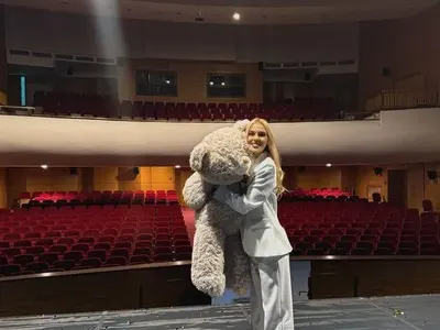 Доведената щерка на Натали Трифонова се фука с чанта за 2 бона! (СНИМКИ)