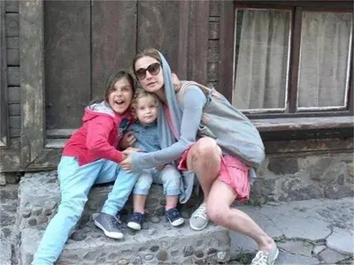 Дъщеричката на Духовникова заспива със снимка на мама