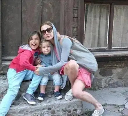 Дъщеричката на Духовникова заспива със снимка на мама