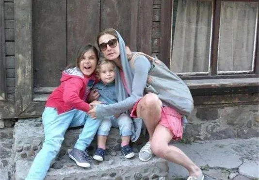 Дъщеричката на Духовникова заспива със снимка на мама