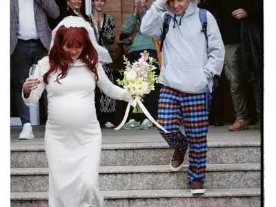 ЕКСКЛУЗИВНО!! НЕВИЖДАНА СВАТБА на бременната Рут Колева: Тя е булка с маратонки, а мъжът й по пижама! (СНИМКИ)