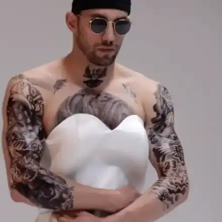 Ергенът Виктор в ХОМО връзка с нотариус! Майка му спи с треньора на националите по плуване