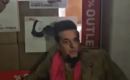 ЕВГЕНИ МИНЧЕВ ПРИПАДНА ПИЯН В ЦЕНТЪРА НА СОФИЯ (ВИДЕО)