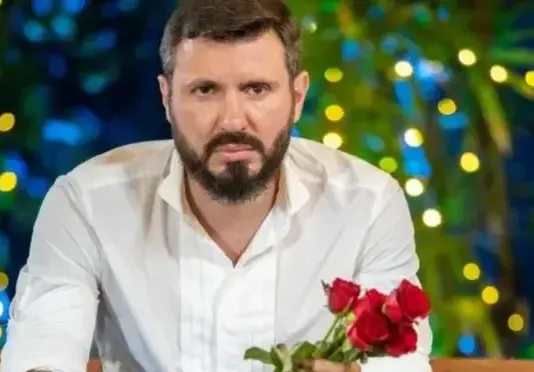 ГАФ: Мартин Елвиса с телефон в „Ергенът”