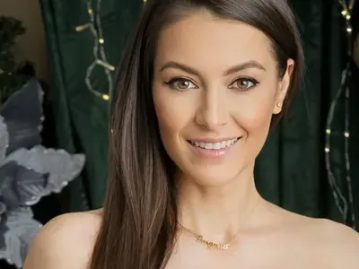 Гери Дончева  празнува годишнина с деколте до пъпа ВИДЕО