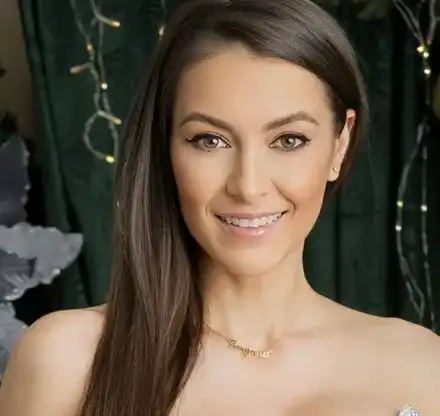 Гери Дончева  празнува годишнина с деколте до пъпа ВИДЕО