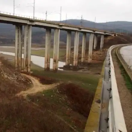 Голям БГ язовир пресъхна, а от водите му се появиха потопени феномени от миналото