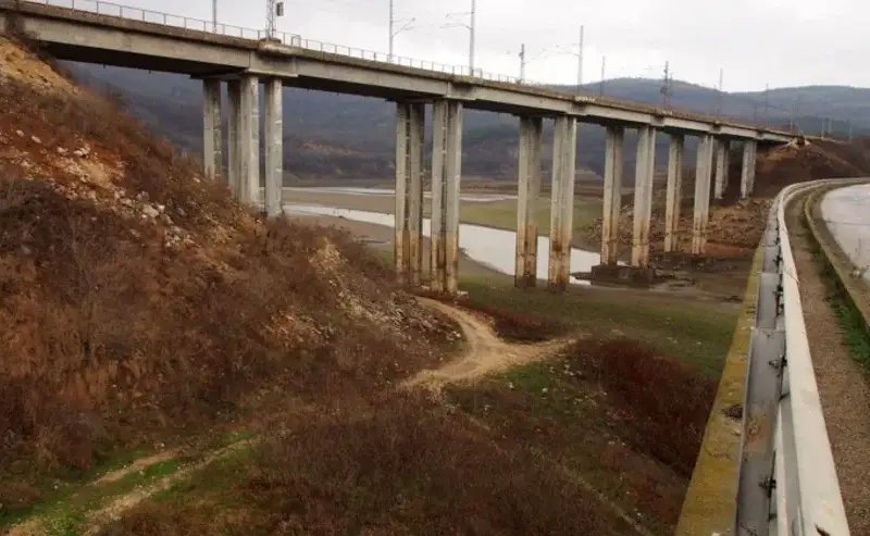 Голям БГ язовир пресъхна, а от водите му се появиха потопени феномени от миналото