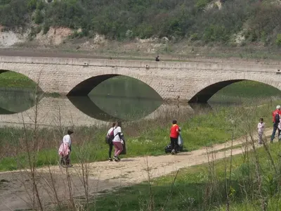 Голям БГ язовир пресъхна, а от водите му се появиха потопени феномени от миналото