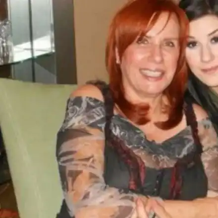 ГОРДОСТ! Щерката на Кичка Бодурова се изучи за лекар