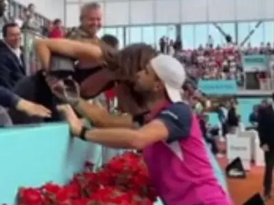 Гришо в афера с гореща мексиканка! Разцелува публично Ейса Гонсалес