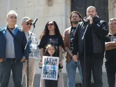 Хиляди се събраха пред "Св. Александър Невски" на протест в памет на Сияна