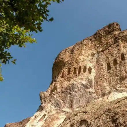 Източните Родопи преливат от чудни скални ниши