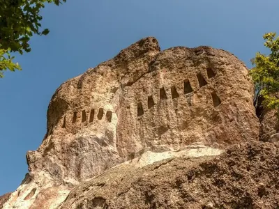 Източните Родопи преливат от чудни скални ниши