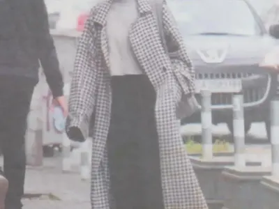 Жената на Гунди с хипнотизиращо палто