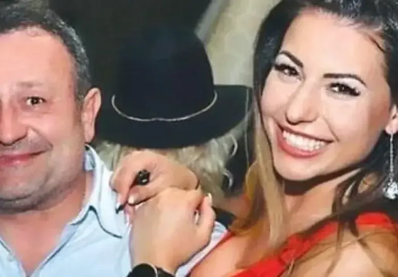 Комикът я снима: Новата на Рачков ВТРЕЩИ с голи СНИМКИ