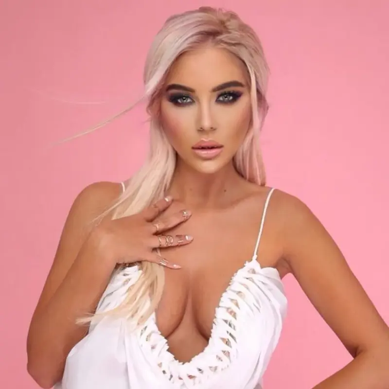 Кому е нужно да се прави на друга: Ето я Андреа съвсем натурална на участие! (дори пъпките й се виждат - СНИМКИ)