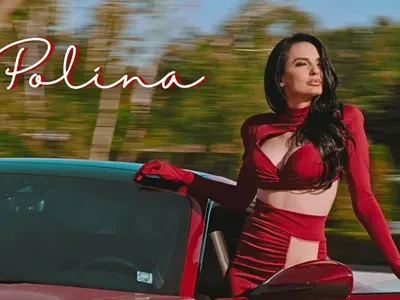 Кулинарка стана чалгарка, показа пищна пазва в първия си клип (ВИДЕО)